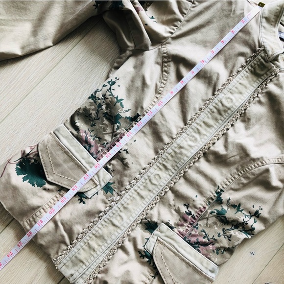 Tristan & Iseut Beige Crochet Detailed Plant Print Jacket - Picture 8 of 11